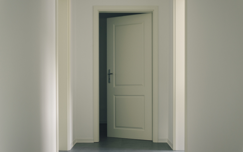 porte qui s'ouvre toute seule