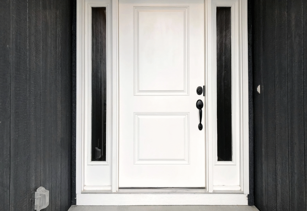Porte qui frotte sur le cadre : comment la réparer facilement ?