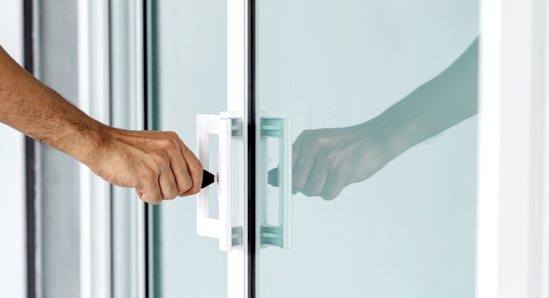 porte qui frotte sur le cadre en haut